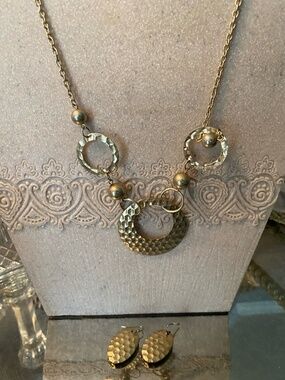 VTG Avon Hammered Links Necklace and Earrings Set